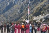 Pengibaran Bendera Merah Putih menyambut HUT RI ke-68 dengan Inspektur Upacara Kapolda Papua Irjen Polisi Tito Karnavian berlangsung di Zebra Wall (Base Camp Terakhir Menuju Puncak Cartenz) di Distrik Tembagapura, Mimika, Papua, Rabu (14/8). Pengibaran Bendera Merah Putih dilakukan oleh tiga putra asli Pegunungan dan dihadiri oleh perwakilan TNI Polri yang bertugas di area PT Freeport Indonesia. ANTARA FOTO / Husyen Abdillah