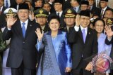 Presiden Susilo Bambang Yudhoyono (kiri) bersama Ibu Negara Ani Yudhoyono (kedua kiri) dan Wakil Presiden Boediono (kedua kanan) bersama Ibu Herawati Boediono (kanan) melambaikan tangan usai mengikuti Sidang Bersama DPR-DPD di komplek Parlemen Senayan, Jakarta, Jumat (16/8). Sidang bersama tersebut mengagendakan pembacaan pidato kenegaraan memperingati HUT Kemerdekaan RI ke-68 oleh Presiden Susilo Bambang Yudhoyono. ANTARA FOTO/Puspa Perwitasari