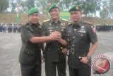 Komandan Korem 091 Aji Surya Natakesuma (ASN) Brigjen TNI Gadang Pambudi (tengah) berfoto bersama Dandim 0909/SGT Letkol Inf Andi Gunawan (kanan) yang baru menggantikan Letkol Inf Husni Mubarak (kiri), usai serah terima jabatan di Makodim Sangatta, Rabu (21/8). (Adi Sagaria/ANTARA)