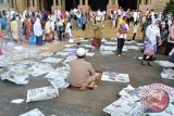 Sejumlah jamaah meninggalkan halaman masjid usai melaksanakan Salat Ied di Islamic Centre Samarinda, Kamis (8/8) (Amirullah/ANTARA)