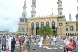 Sejumlah jamaah meninggalkan halaman masjid usai melaksanakan Salat Ied di Islamic Centre Samarinda, Kamis (8/8) (Amirullah/ANTARA)