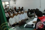 Lima dari tujuh terdakwa Front Pembela Islam (FPI) saat mengikuti sidang perdana di Pengadilan Negeri Tangrang dalam kasus pengeroyokan anggota polisi, Selasa (27/8). FOTO ANTARA/Lucky.R/nym/2013.