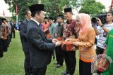 Pengelola Media Center Kota Singkawang, Istri Handayani, menerima Anugerah Tanda Penghaargaan Pengabdian (SEWAKA) dari Menteri Komunikasi dan Informatika RI, Tifatul Sembiring, dalam upacara HUT Kemerdekaan ke-68 RI di Lapangan Kementerian Komunikasi dan Informatika RI Jakarta, Sabtu (17/8). Keberadaan Media Center di daerah diharapkan menjadi fasilitas yang dimanfaatkan oleh masyarakat, SKPD, dan organisasi masyarakat khususnya dalam memperoleh dan menyebarluaskan informasi. (Foto Media Center Singkawang)