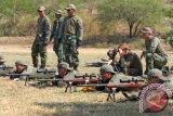 Seorang prajurit US MARSOC mengawasi sejumlah prajurit Intai Amfibi Korps Marinir TNI AL menembak sniper di Pusat Latihan Tempur Korps Marinir Baluran, Karangtekok, Situbondo, Jatim, Jumat, (23/8). Menembak sniper merupakan salah satu materi yang dilatihkan dalam Latihan Bersama Lantern Iron 13-1 antara prajurit Marinir Indonesia dan Marinir Amerika dengan tujuan meningkatkan profesionalisme prajurit Intai Amfibi dalam menggunakan senjata sniper.ANTARA FOTO/Kuwadi