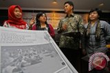 Ketua Komnas HAM Siti Noor Laila (kanan) didampingi Ketua Tim Temuan dan Rekomendasi Syiah Sampang Masruchah (kiri), Anggota Tim Temuan dan Rekomendasi Syiah Sampang Susilaningtias (kedua kiri) dan anggota Tim Temuan dan Rekomendasi Syiah Sampang Imdadun Rahmat (kedua kanan) berbincang mengenai hasil Laporan Tim Temuan dan Rekomendasi tentang penyerangan terhadap penganut Syiah Sampang di kantor Komnas HAM, Jakarta, Senin (26/8). Tim Temuan dan Rekomendasi konflik Syiah memberikan rekomendasi kepada Presiden untuk mengambil alih penanganan konflik Sampang dan memberikan jaminan rasa aman kepada korban konfik dengan memberikan perhatian pada kerentanan khusus perempuan dan anak. ANTARA FOTO/M Agung Rajasa