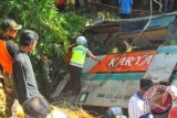 Warga menyaksikan dua bus yang terguling setelah mengalami kecelakaan beruntun di turunan Gombel, Semarang, Jateng, Jumat (2/8). Kecelakaan beruntun yang melibatkan dua bus dan dua sepeda motor itu mengakibatkan seorang pengendara sepeda motor tewas dan sejumlah penumpang bus mengalami terluka. ANTARA FOTO/R. Rekotomo