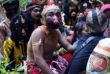 Sejumlah warga memakai berbagai kostum kesenian tradisional mengikuti tradisi Sungkem Tlompak di kawasan lereng Gunung Merbabu, Dusun Gejayan, Banyusidi, Pakis, Magelang, Jateng, Senin (12/8). Tradisi Sungkem Tlompak dilaksanakan oleh warga setempat setiap hari kelima Lebaran untuk mengirim doa kepada arwah leluhur serta sebagai permohonan kepada Tuhan agar diberi keselamatan, kesejahteraan dan kesuksesan dalam hidup. ANTARA FOTO/ANIS EFIZUDIN/ss/mes/13