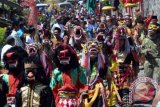 Sejumlah warga memakai berbagai kostum kesenian tradisional melakukan kirab saat menggelar tradisi Sungkem Tlompak di kawasan lereng Gunung Merbabu, Dusun, Gejayan, Banyusidi, Pakis, Magelang, Jateng, Senin (12/8). Tradisi Sungkem Tlompak dilaksanakan oleh warga setempat setiap hari kelima Lebaran untuk mengirim doa kepada arwah leluhur serta sebagai permohonan kepada Tuhan agar diberi keselamatan, kesejahteraan dan kesuksesan dalam hidup. ANTARA FOTO/ANIS EFIZUDIN/ss/mes/13