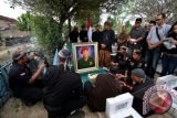 Anggota organisasi massa (Ormas) melakukan ziarah ke makam Komandan pertama Kopassus, Mochammad Idjon Djanbi di Pemakaman Umum Pracimalaya, Yogyakarta, Kamis (29/8). Ziarah tersebut dilakukan untuk mendoakan mendiang Mochammad Idjon Djanbi sekaligus doa sebelum sidang vonis 12 anggota Kopassus yang menjadi terdakwa pada kasus penyerangan Lapas 2B Cebongan Sleman supaya mendapat hukuman yang seringan-ringannya. ANTARA FOTO/Noveradika/nym/2013.