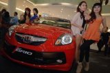 Surabaya (Antara Jatim) - Sejumlah model berpose disamping varian new Honda Brio disela-sela peluncuran di Surabaya, Jatim, Jumat (13/9). Varian Brio Satya dan New Brio merupakan komitmen dari Honda atas program pemerintah, mobil murah yang ramah lingkungan. FOTO M Risyal Hidayat/13