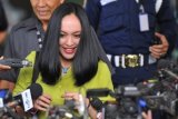 Mantan anggota DPR dari Partai Demokrat Angelina Sondakh bergegas keluar meninggalkan Gedung KPK usai menjalani pemeriksaan di Jakarta, Senin (2/9). Terpidana kasus suap pengurusan anggaran Kemenpora dan Kemendiknas yang telah divonis empat tahun tersebut diperiksa sebagai saksi untuk tersangka Rusli Zainal terkait kasus dugaan suap pembahasan revisi perda tentang pembangunan arena lapangan tembak PON Riau. ANTARA FOTO/Wahyu Putro A/ss/ama/13