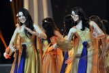 Kontestan Miss World 2013 asal Indonesia, Vania Larissa (kiri) bersama kontestan lainnya membawakan Tari Kipas dalam Pembukaan Kontes Miss World 2013 di Nusa Dua, Bali, Minggu (8/9). Kontes kecantikan yang diikuti 130 peserta dari berbagai negara itu akan berlangsung 8-28 September di Bali. ANTARA FOTO/Nyoman Budhiana/ss/pd/13.