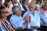 Perdana Menteri Timor Leste Xanana Gusmao (kanan) sedang berbincang-bincang dengan
pimpinan Partai Fretilin yang juga mantan PM Timor Leste Mari'e Alkatiri sebelum
meresmikan penggunaan pelabuhan internasional "Iwao Katahara" Oecusse, Timor Leste, Jumat (20/9). Pembangunan pelabuhan tersebut dibiayai oleh Pemerintah Jepang dengan
menghabiskan dana sekitar 120 miliar Euro setara Rp15 triliun. Foto Antara: Laurensius Molan

