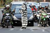 Komunitas Keselamatan Jalan melakukan aksi teatrikal di Zebra Cross lampu merah Kawasan Senen, Jakarta Pusat, Jumat (27/9). Aksi ini sebagai bagian kampanye keselamatan berkendaraan dan pejalan kaki di jalan raya. ANTARA FOTO/Dhoni Setiawan/pd/13. English version