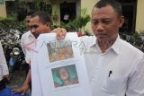 Kediri (Antara Jatim) - Kepala Satuan Reserse dan Kriminal Kepolisian Resor Kediri AKP Edy Herwiyanto (baju putih) menunjukkan foto balita korban pembunuhan saat gelar perkara di kantor polres setempat, Senin (30/9). Pelaku, MS (32) warga Dusun Kaliawen Barat, Desa Ngino, Kecamatan Plemahan, Kabupaten Kediri, itu diindikasikan adalah seorang pedofelia. Polisi masih menelusuri kemungkinan ada korban lain, korban kejahatan pelaku. FOTO Asmaul Chusna/13