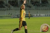 Striker Mitra Kukar asal Montenegro Ilija Spasojevic melakukan selebrasi setelah mencetak gol kelima ke gawang tim tamu PSPS Pekan Baru dalam lanjutan Liga Super Indonesia, Minggu (15/9) di Stadion Madya Aji Imbut, Tengarong Seberang. Mitra Kukar unggul 8-2 atas PSPS Pekan Baru Riau. (Hayru Abdi/ANTARA Kaltim)

 

