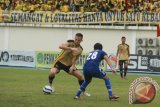 Striker Mitra Kukar asal Montenegro Ilija Spasojevic Ilija Spasojevic saat berusaha melewati pemain bertahan tim tamu PSPS. Pekan Baru dalam lanjutan Liga Super Indonesia, Minggu (15/9) di Stadion Madya Aji Imbut, Tengarong Seberang. Spasojevic mencetak lima gol dan menggenapkan keunggulan Mitra Kukar 8-2 atas PSPS Pekan Baru Riau. (Hayru Abdi/ANTARA Kaltim)