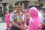 AKBP Sugeng Utomo bersalaman dengan seluruh anggota Polres Penajam Paser Utara (PPU) saat acara pisah sambut di Mapolres PPU, Sabtu (21/9). Sugeng Utomo digantikan oleh AKBP Joudy Mailoor. (Bagus Purwa/ANTARA Kaltim)