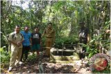 Kotabaru, 12/9 - MASIH ANDALKAN AIR SUMUR - Kepala Dinas Cipta Karya, Permukiman dan Perumahan Kotabaru Akhmad Rivai bersama Camat dan Kepala Desa Sungai Bali saat meninjau sumur untuk air bersih di Sungai Bali Kecamatan Pulau Sebuku Kotabaru, Rabu (11/9) masyarakat di desa tersebut masih mengandalkan air sumur tadah hujan untuk keperluan minum dan keperluan sehari-hari. Untuk itu Dinas Cipta Karya, Permukiman dan Perumahan Kotabaru akan menganggarkan Rp65 juta melalui APBD 2013.(Foto Antara/imam hanafi/D)