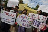 Sejumlah pengunjuk rasa memajang tulisan dalam aksi anti radikalisme di depan Markas Polda Bali, Denpasar, Senin (16/9). Pengunjuk rasa dari berbagai elemen yang tergabung dalam Aliansi Pemuda Bali Dvipa itu menuntut Polisi agar bertindak tegas terhadap ormas radikal yang akhir-akhir ini berusaha merusak kedamaian dan mengadu domba umat beragama di Bali. ANTARA FOTO/Nyoman Budhiana/nym/2013.