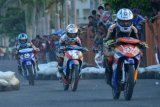 Ponorogo (Antara Jatim) - Sejumlah pembalap memacu kecepatan saat mengikuti kejuaraan Road Race di Sirkuit Singodimejo, Kab. Ponorogo, Sabtu (7/9). Kejuaraan Road Race yang diikuti oleh ratusan pembalap motor dari Jatim dan Jateng tersebut digelar dengan tujuan mencari bibit pembalap muda potensial. (FOTO Siswowidodo/13/edy)