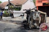 Aparat kepolisian dari Polres Karawang memasang garis polisi di Sekretariat Ormas BPPKB-Banten yang dirusak massa setelah terjadi bentrok, di jalan raya Cakradiredja Karawang, Jabar, Sabtu (7/9). Bentrokan antara LSM GMBI dengan Ormas BPPKB-Banten itu dipicu saling menantang antar anggota LSM dan Ormas yang berujung pada aksi perusakan dan pembakaran sejumlah kendaraan. ANTARA FOTO/M.Ali Khumaini/nym/2013.