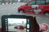 Sejumlah kendaraan melintasi banjir yang menggenangi ruas jalan yang tergenang di Simpang Empat Rumah sakit Darjat Samarinda, Senin (2/9). Hujan yang mengguyur Kota Samarinda, selama hampir dua jam menyebabkan sejumlah kawasan khususnya jalan protokol dan perumahan penduduk tergenang dengan ketinggian mencapai 30 hingga 70 senti meter. (Amirullah/ANTARA)