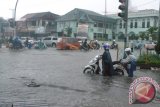 Seorang pengedara terpaksa mendorong kendaraannya yang mogok akibat terjebak banjir saat melintasi genangan air di Simpang Empat Rumah sakit Darjat Samarinda, Senin (2/9). Hujan yang mengguyur Kota Samarinda, selama hampir dua jam menyebabkan sejumlah kawasan khususnya jalan protokol dan perumahan penduduk tergenang dengan ketinggian mencapai 30 hingga 70 senti meter. (Amirullah/ANTARA) 