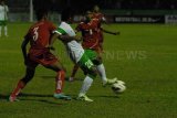 Gresik (Antara Jatim) - Pemain Timnas Indonesia U-19, Ilham Udin Armaiyn (tengah), berusaha melewati hadangan pemain Timnas Myanmar dalam pertandingan babak penyisihan Piala AFF U-19 di Stadion Petrokimia Gresik, Jawa Timur, Kamis (12/9) malam. Pada pertandingan itu, Indonesia meraih kemenangan tipis 2-1 atas Myanmar. FOTO Syaiful Arif/13/DK