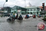Sejumlah kendaraan melintasi banjir yang menggenangi ruas jalan yang tergenang di Simpang Empat Rumah Sakit Darjat Samarinda, Senin (2/9). Hujan yang mengguyur Kota Samarinda, selama hampir dua jam menyebabkan sejumlah kawasan khususnya jalan protokol dan perumahan penduduk tergenang dengan ketinggian mencapai 30 hingga 70 senti meter. (Amirullah/ANTARA)