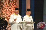 Pasangan Nomor Urut 1, Awang Faroek Ishak-Mukmin Faisyal saat mengikuti debat kandidat sesi kedua pasangan calon gubernur dan wakil gubernur Kaltim 2013-2018 di Samarinda, Kalimantan Timur, Jumat (6/9)  (Amirullah/ANTARA)
