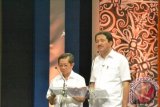 Pasangan Nomor Urut 3, Imdaad Hamid-Ipong Muchlissoni saat mengikuti debat kandidat sesi kedua pasangan calon gubernur dan wakil gubernur Kaltim 2013-2018 di Samarinda, Jumat (6/9).  (Amirullah/ANTARA)