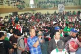 Ribuan orang pendukung pasangan Cagub-Cawagub Kaltim nomor urut 2 Farid Wadjdy-Aji Sofyan Alex hadir memenuhi Gedung Olahraga Sempaja Samarinda, Selasa (3/9) siang, saat kampanye kedua pasangan itu. (M Ghofar/ANTARA)