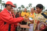 Wakil Bupati Kutai Kartanegara HM Ghufron Yusuf menyerahkan piagam penghargaan kepada Mitra Kukar U-21 yang diterima kapten tim Ali Surahman, dalam rangkaian Peringatan Hari Olahraga Nasional (Haornas) ke-30 Tahun 2013 di Tenggarong, Kamis (12/9). (Hayru Abdi/ANTARA Kaltim)