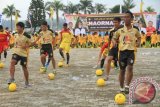 Aksi menggiring 1.000 bola oleh siswa SSB yang dipandu Mitra Kukar U-21 dan Kukar U-16, dalam rangkaian Peringatan Hari Olahraga Nasional (Haornas) ke-30 Tahun 2013 di Tenggarong, Kamis (12/9). (Hayru Abdi/ANTARA Kaltim)