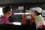 Banjarmasin, 24/9 - BANJARMASIN TEMPO DULU - Pengunjung menikmati sajian foto Banjarmasin tempo dulu yang di gelar Museum Kalimantan Selatan di arena Pekan Raya dalam peringatan Hari Jadi kota Banjarmasin ke 487 di ruas jalan RE Martadinata, Selasa (24/9). Pemerintah kota menggelar Pekan Raya Banjarmasin 24-26 September 2013 sebagai ajang promosi produk lokal, pasar murah, kuliner khas Banjar hingga olahraga tradisional. Foto Antaranews Kalsel/Herry Murdy Hermawan
