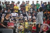Martapura, 16/9 - KONSER NAFF - Band Naff membawakan lagu hitnya menghibur penonton saat pembukaan Porwanas XI oleh Menpora RI Roy Suryo di Stadion Demang Lehman Martapura, Senin (16/9). Foto Antaranews Kalsel/Herry Murdy Hermawan