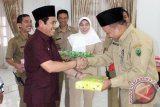 Amuntai, 10/9 - JCH KORPRI HSU - Bupati Hulu Sungai Utara (HSU) Drs H Abdul Wahid memberikan bingkisan kepada salah satu  jama'ah Calon Haji (JCH) Korps Pegawai Negeri (Korpri) saat pelepasan JCH di gedung Arsip Amuntai, Selasa (10/9). Sebanyak 45 JCH Korpri terdiri 28 laki-laki dan 17 perempuan dari berbagai instansi dijadwalkan keberangkatannya pada kloter 1 bergabung dengan JCH Kotamadya Banjarbaru pada 19  September nanti.(Foto Antara/eddy-humas/C)