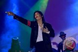 Musisi asal Los Angeles, California, Kenny Wizz tampil aktraktif meniru gaya dan aksi panggung Michael Jackson dalam konser bertajuk Indonesia Tour 2013 Does Repeat & This Is It A Tribute To Michael Jackson di Hotel Clarion, Makassar, Sulsel, Senin (2/9). Kenny Wizz yang memiliki wajah yang sangat mirip dengan sosok Raja Pop Dunia tersebut menyanyikan 20 tembang hit Michael Jackson dalam konser tour-nya untuk mengobati kerinduan para penggemar Michael Jackson di sejumlah negara. FOTO ANTARA/Dewi Fajriani/nym/2013.
