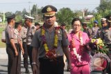 Kedatangan Kapolres Baru Penajam Paser Utara (PPU) AKBP Joudy Mailoor (kanan) disambut meriah dalam acara pisah sambut di Mapolres PPU, Sabtu (21/9). AKBP Joudy Mailoor menggantikan AKBP Sugeng Utomo. (Bagus Purwa/ANTARA Kaltim)