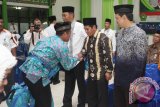 Banjarbaru, 19/9 - Bupati Hulu Sungai Utara Abdul Wahid di antara Gubernur Kalsel Rudy Ariffin dan Wakil Gubernur Kalsel Rudy Resnawan menyalami calon jamaah Haji asal HSU yang tergabung dalam kloter pertama Kalimantan Selatan bersama jamaah kota Banjarbaru yang akan diberangkatkan menuju Arab Saudi di Asrama Haji Kalsel di Banjarbaru, Kamis (19/9). 3050 jamaah calon haji asal Kalimantan Selatan akan menunaikan ibadah haji 1434 hijriah yang tergabung dalam 14 keloter. Foto Antaranews Kalsel/Herry Murdy Hermawan