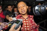 Anggota komisi X DPR I Wayan Koster saat memenuhi panggilan KPK di Jakarta, Selasa (3/9). Politisi PDI P tersebut diperiksa sebagai saksi untuk tersangka Rusli Zainal terkait dugaan suap dalam pembangunan tempat penyelenggaraan Pekan Olahraga Nasional (PON) 2012. ANTARA FOTO/Wahyu Putro A/nym/2013.