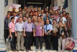 Direktur Operasional Indonesia Timur PLN Vickner Sinaga berfoto bersama jajaran manajemen PLN Wilayah Kalbar dan karyawan Area Sanggau saat kunjungan akhir bulan lalu. (Teguh Imam Wibowo)