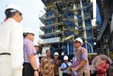 Direktur Operasional Indonesia Timur PLN Vickner Sinaga akhir bulan lalu ke Kalimantan Barat. Salah satunya meninjau lokasi PLTU 2 x 7 MW di Kabupaten Sanggau. (Teguh Imam Wibowo)