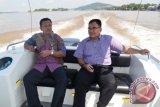 Direktur Operasional Indonesia Timur PLN Vickner Sinaga didampingi GM PLN Wilayah Kalbar Hot Martua Bakkara saat menyusuri Sungai Kapuas untuk meninjau sejumlah proyek pembangkit listrik non BBM di Kabupaten Sanggau akhir bulan lalu. (Teguh Imam Wibowo)