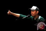 Penyanyi Glenn Fredly tampil dalam mini konser "Demo Lagu Sendiri" di Gedung Kesenian Jakarta, Pasar Baru, Jakarta, Kamis (5/9). Glenn Fredly membawakan 30 lagu dengan cerita perjalanan dan pengalaman di balik penciptaan lagu-lagunya hingga menjadi hits. ANTARA FOTO/Teresia May/Koz/Spt/13.