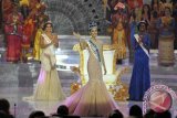 Miss World 2013 terpilih, Megan Young asal Filipina (tengah) melambaikan tangan bersama kontestan Ghana, Carranzar Naa Okailey Shooter (kanan) dan kontestan Prancis, Marine Lorphelin (kiri)seusai penganugerahan mahkota dalam Final Kontes Miss World 2013 di Nusa Dua, Bali, Sabtu (28/9).  Kontestan Prancis, Marine Lorphelin berada di posisi kedua setelah Filipina, sementara posisi ketiga diraih kontestan Ghana, Carranzar Naa Okailey Shooter. ANTARA FOTO/Nyoman Budhiana/nym/2013.