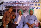 Kabid Kesos Badan Koordinasi Pemerintahan dan Pembangunan (BKPP) wilayah I Bogor Propinsi Jabar Asep Sofyan (kiri) berbincang dengan peserta operasi katarak gratis di klinik Mata dr. Hasri Ainun Habibie, Kota Bogor, Jabar, Jumat (27/9). Operasi katarak gratis yang diikuti oleh 60 warga tidak mampu tersebut dalam rangka hari jadi Provinsi Jawa Barat ke-68. ANTARA/Jafkhairi/13                               