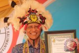 Mantan Kepala Staf TNI Angkatan Darat Jenderal Purnawirawan Pramono Edhie Wibowo mendapat gelar adat "Madang Lendjau" dari Dewan Adat Dayak (DAD) Kalimantan Timur di Balikpapan, Senin (16/9). (Novi Abdi/ANTARA)
