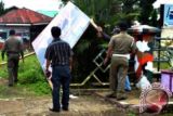 Penertiban alat peraga kampanye oleh Panwaslu Kabupaten Paser bersama Satpol PP Paser pada masa tenang Pilgub Kaltim.